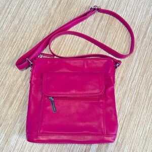 Ladies Giani Bernini Fuschia leather crossbody purse. NEW.
